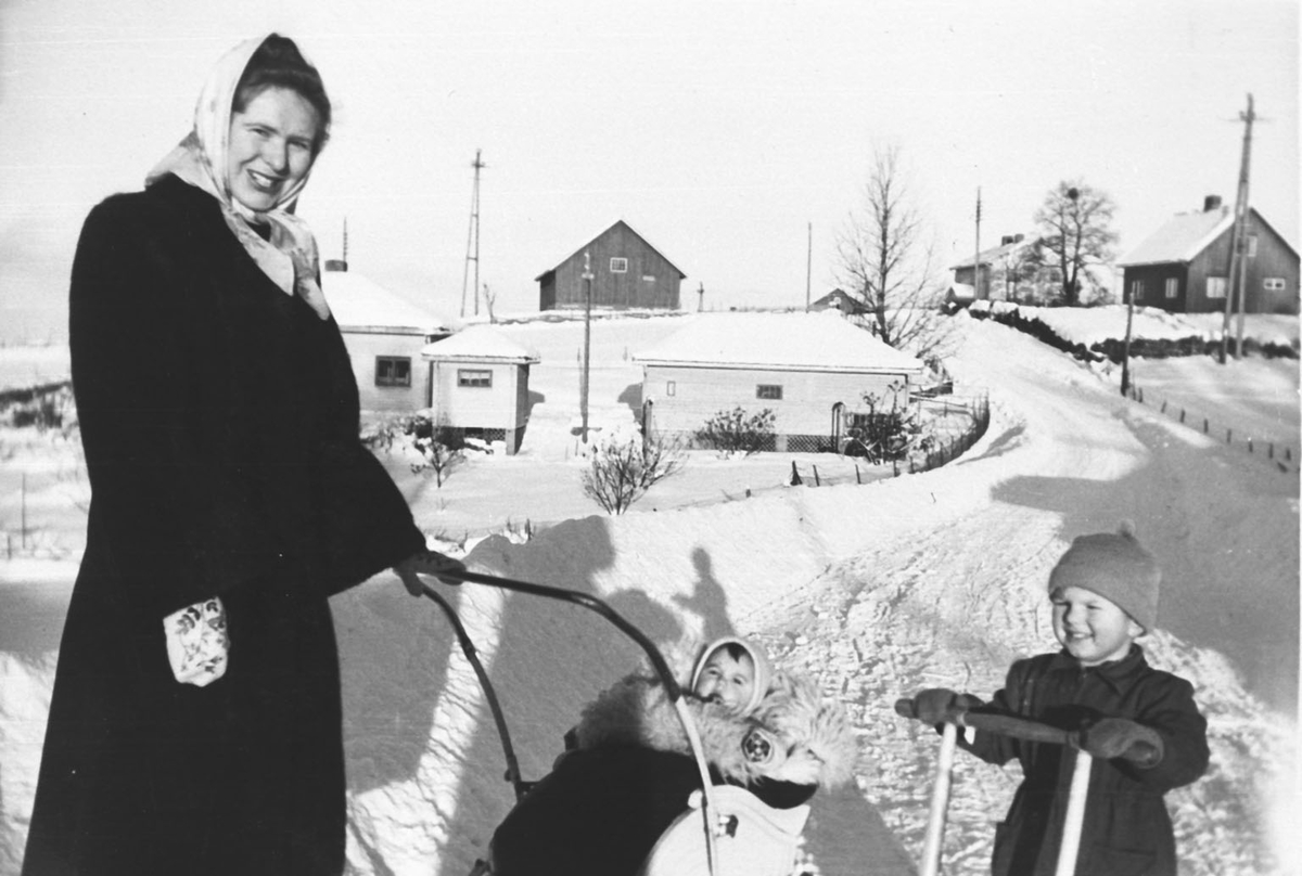 Gruppebilete, 3, Herborg, Gunnar og Eivind Kiberg, vinter, barnevogn