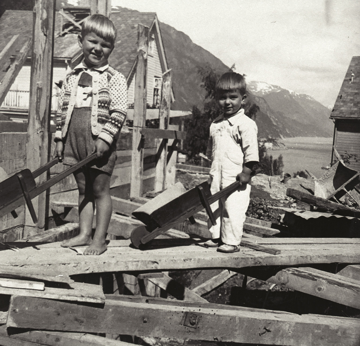 Portrett, 2, Eivind Kiberg, Gunnar Kiberg, husbygging, leketrillebår