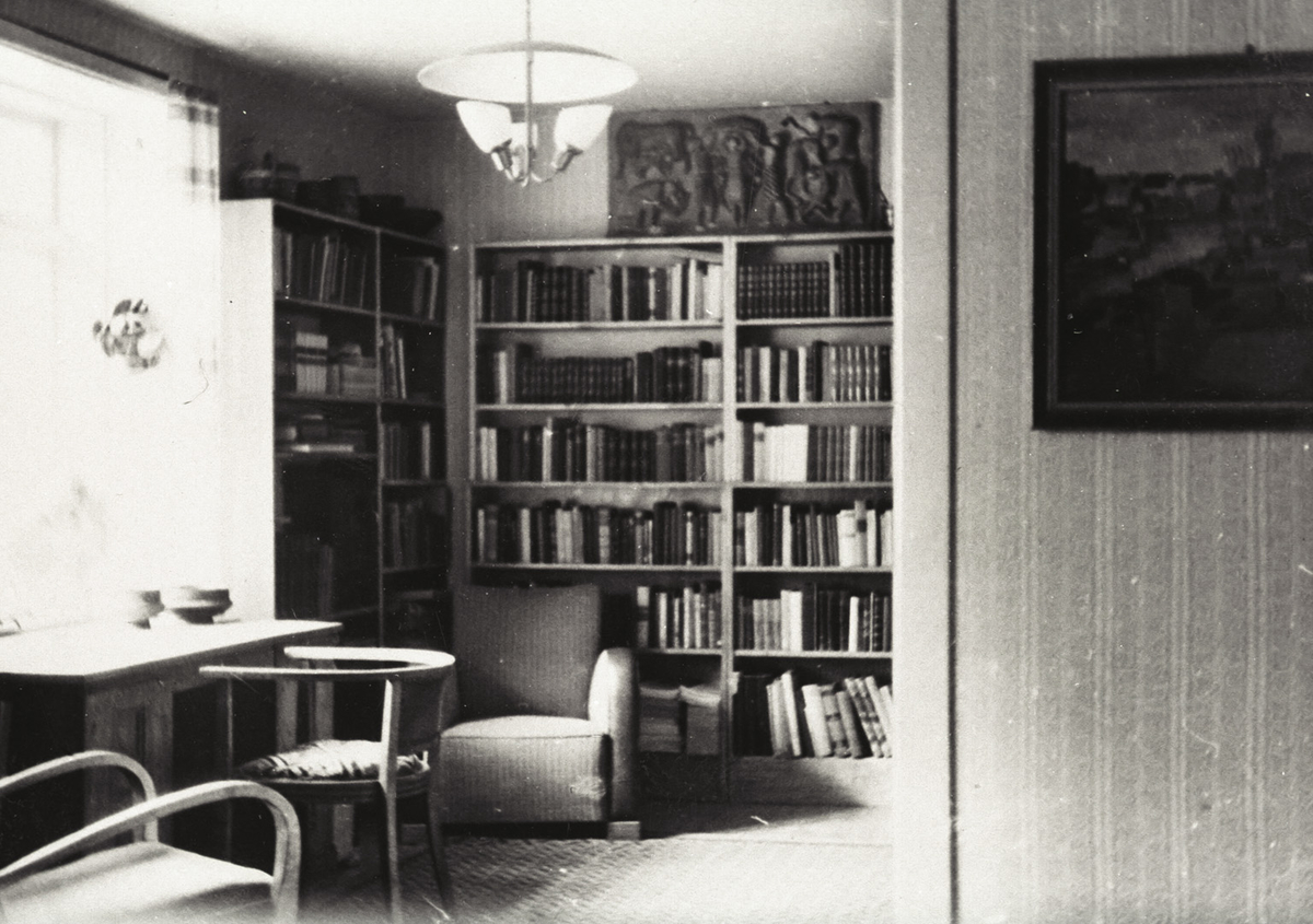 Biblioteket i huset til Gro og Olav Holm i Berjaflotvegen 38.