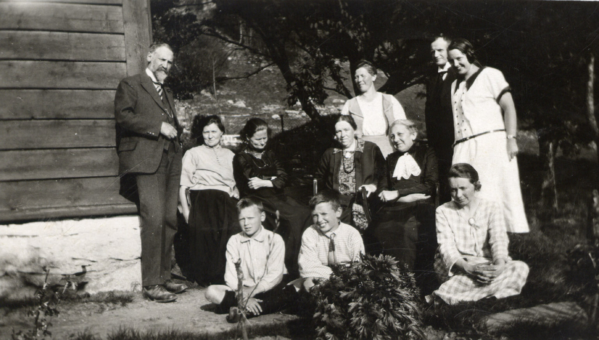Familien Bjørkhaug saman med Gro Holm og familien.