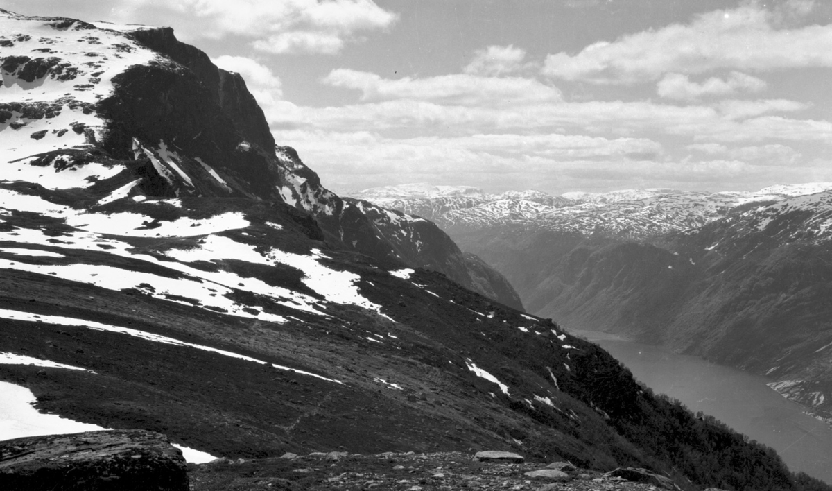 Rossnosnuten med Sandvinsvatnet ned til høgre.