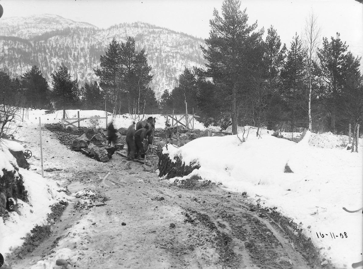 Grunnarbeide i Brakkan, Løkken Verk. Tre arbeidere med hest.