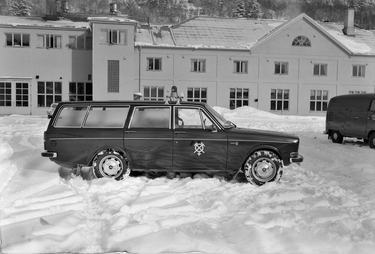 Volvo 145 sykebil med bergverksemblem, tilhørende Orkla.