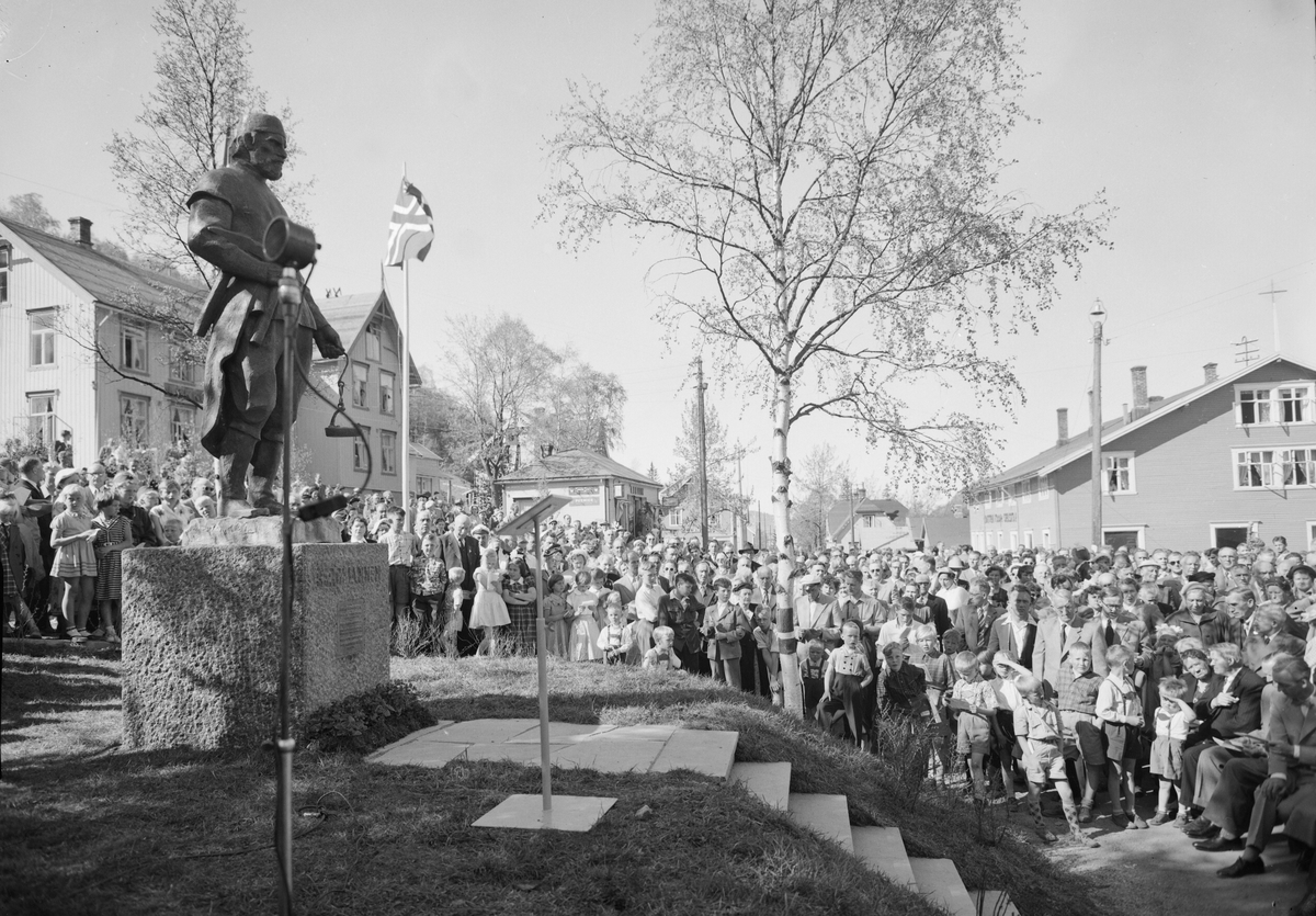 Avduking av statuen "Bergmannen", Løkken Verk 1955.          