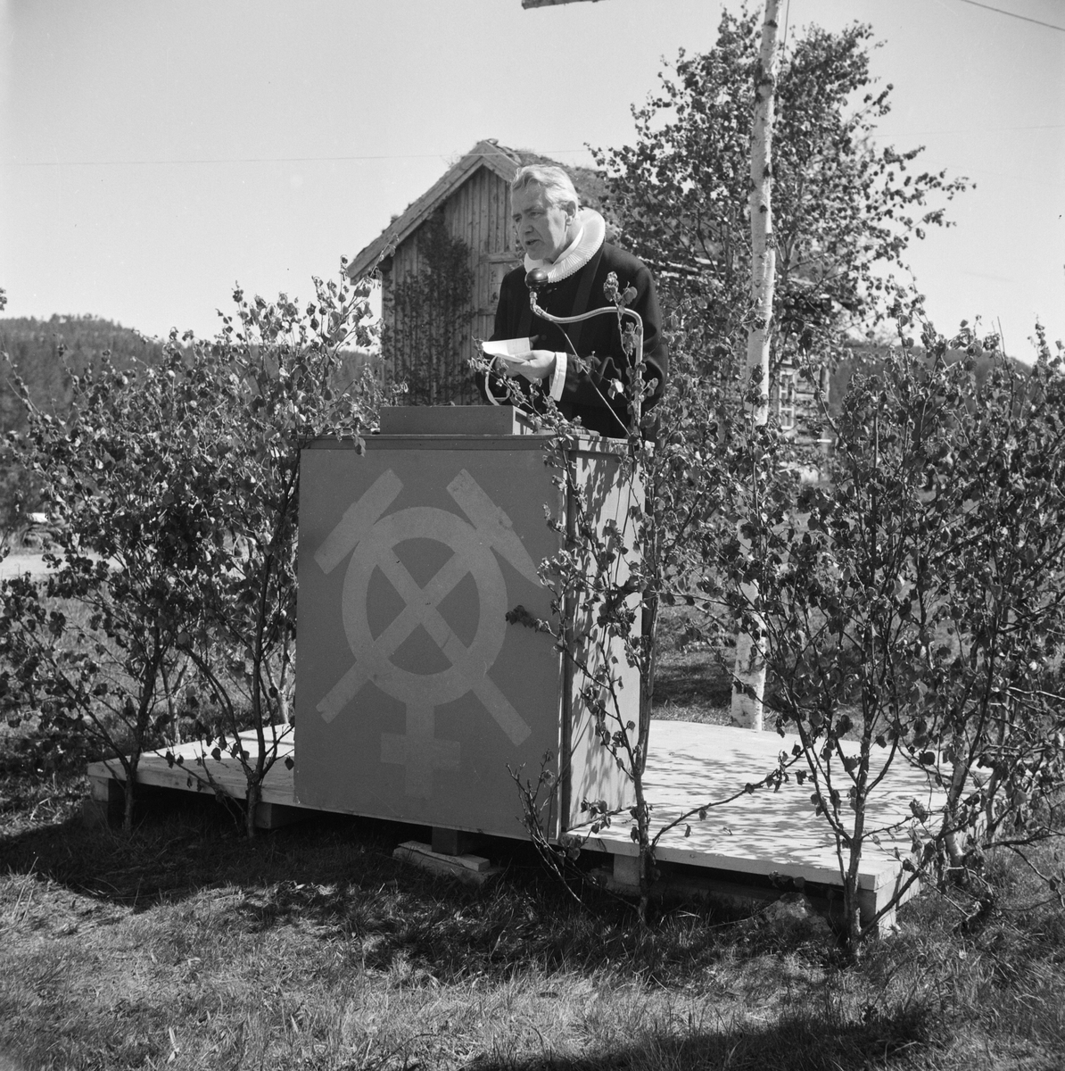 Prest taler under stevne på Nyplassen 1957 (Grutsæter hytteplass).