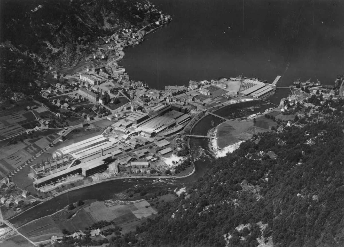 Flyfoto av industristaden Odda