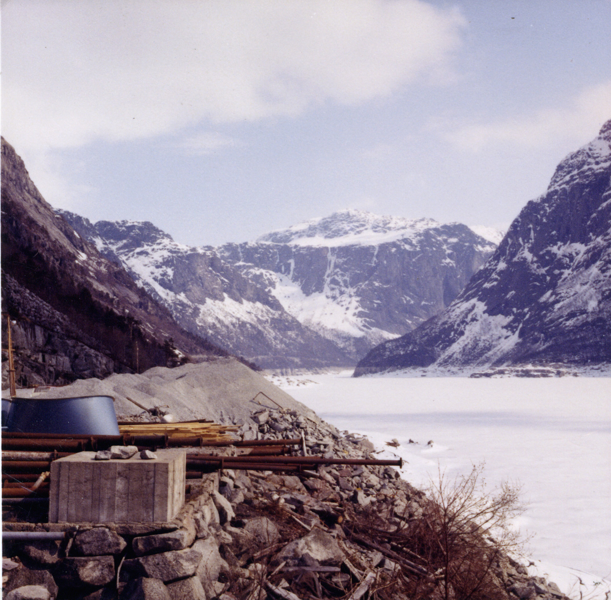 Utsikt frå Ringedalsdam mot Ringedalsvann. Reinanut i bakgrunnen.