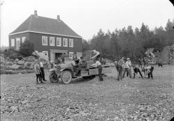 Dugnad på idrettsbanen foran skytterhuset på Bjørnli.