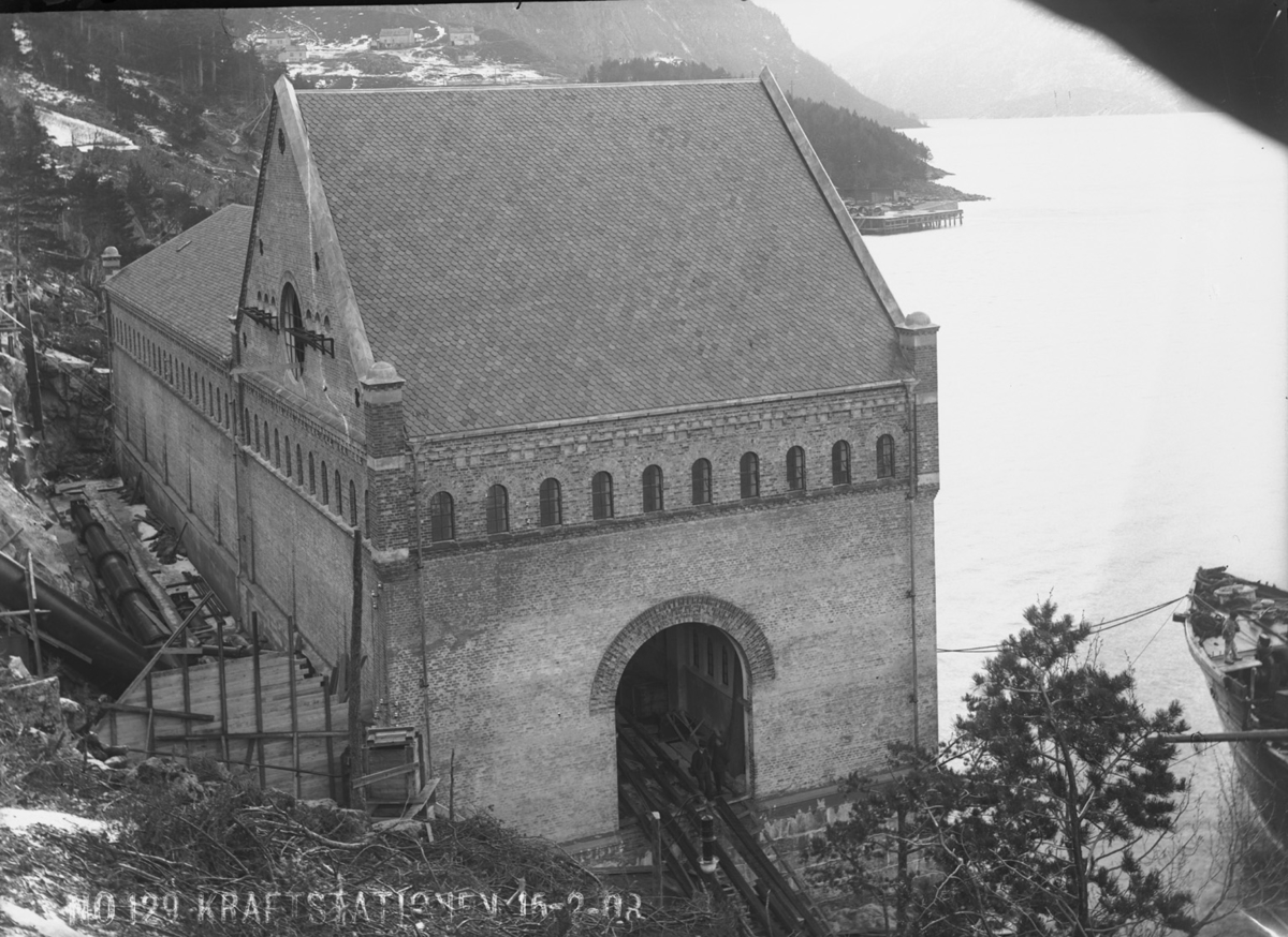 Første del av kraftstasjonen i Tyssedal i 1908.
