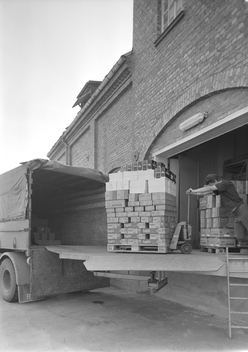 Hamar, Storhamargata 44, De norske melkefabrikker, Nestle A/S, Lasting av varer på paller over på lastebil. Transport av HAPÅ pålegg, Nestlé Norge,