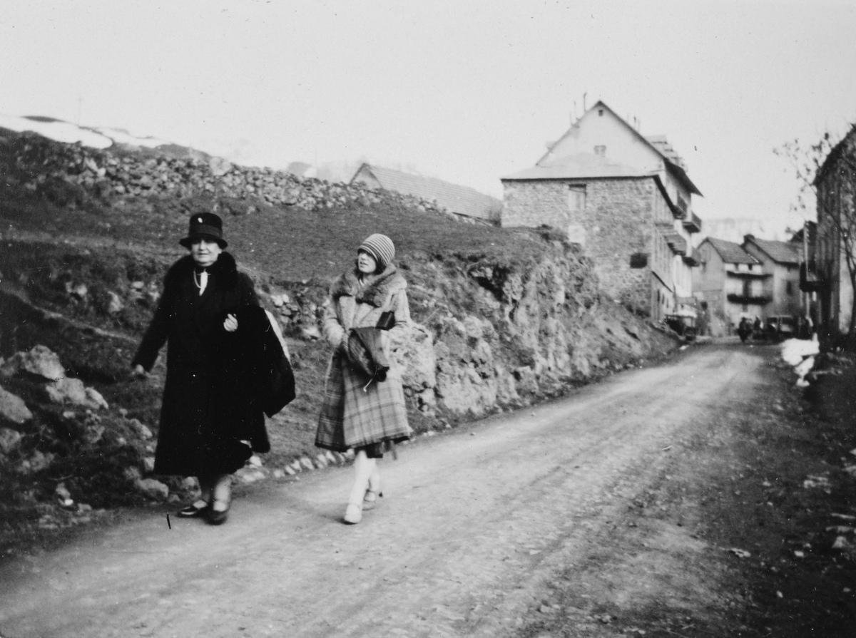 Eugenie Thams med sin svigerdatter Klara Thams i en liten landsby.