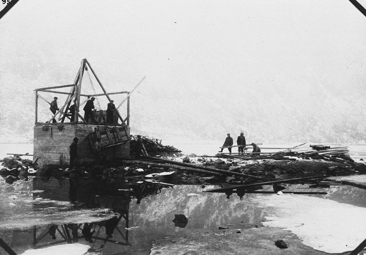 Transport av ferskvatnpumpe til pumpehus i Vågen på Zinken i 1926.