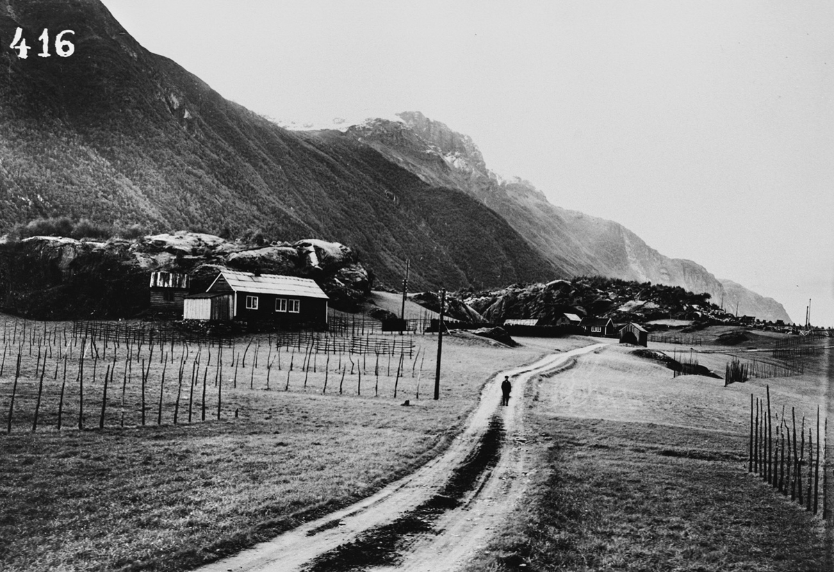 Gardshus og gardstun før industriutbygginga på Eitrheimsneset.