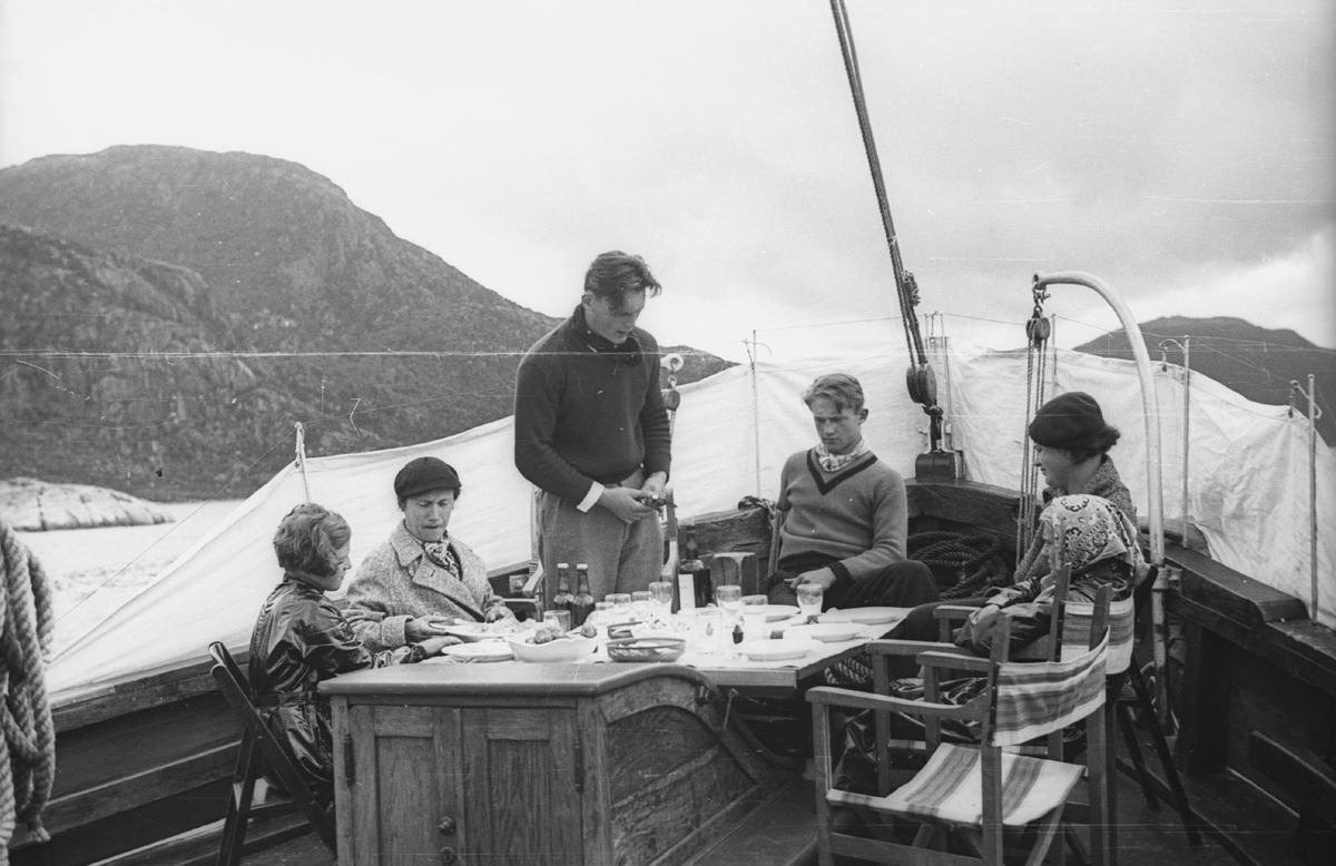 Familien til direktør Horn på båttur med DNZ sin båt "Norzink" på 1940-talet.