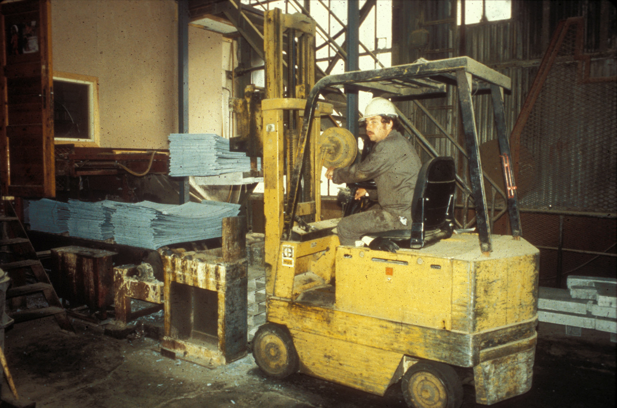Industriarbeidar stablar katodesink på serie IV på Zinken.