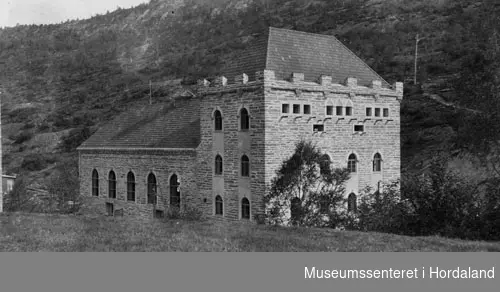 Herlandsfossen kraftstasjon ferdig oppført, romansk katedral arkitektur, skyteskår på taket