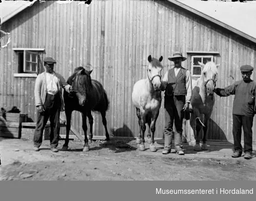 Menn med kvar si arbeidshest