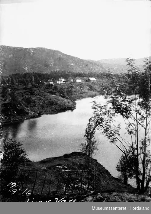 Landskapsbilete med gardar og vatn