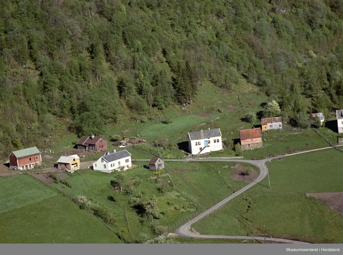 Gard, bygningar, veg, bø, kulturlandskap