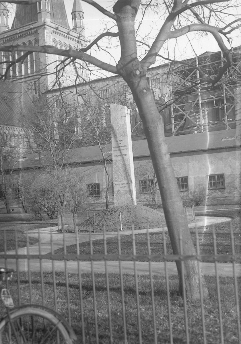 Bauta over Eidsvollsmennene Andreas Rogert og Peter Schmidt ved Nidarosdomen. Avduket 17. mai 1914