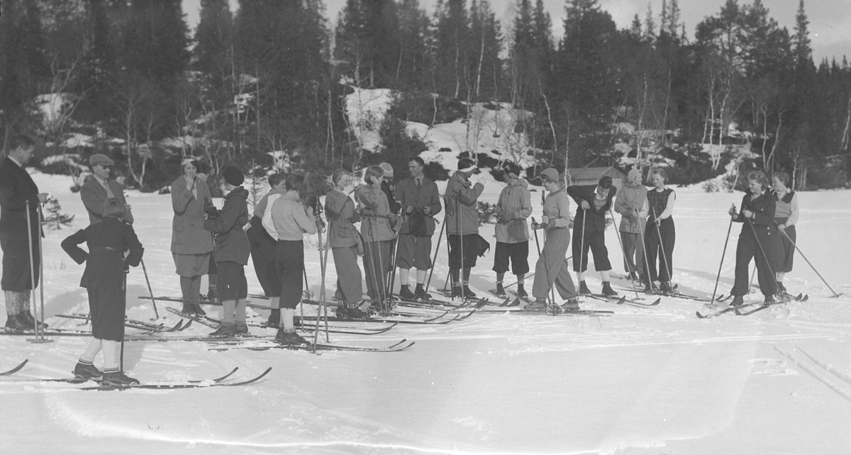 Familieskirenn på Brynseter. 
Familiene Smith, Jomar Larsen, Ellingsen, Brekke, Kjær, Askelund og Halvorsen.