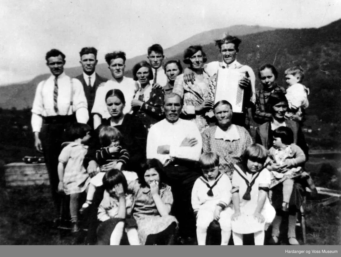 familiegruppe, kring tjue personar