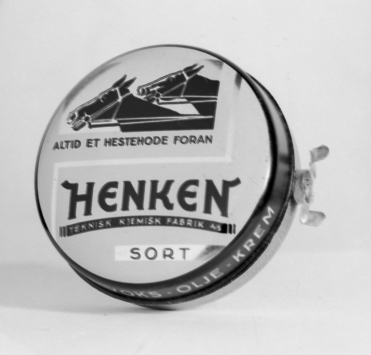 Boks med Henken skokrem