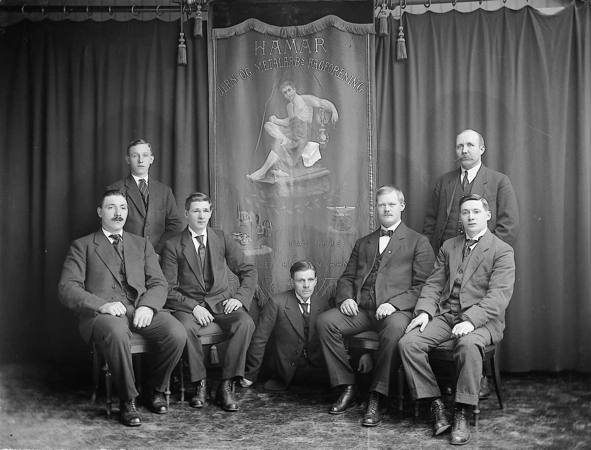 Hamar Jern- og Metallarbeiderforening, fagforening, fane malt av O. Skramstad i 1902, gruppebilde styret i 1920. Fra venstre: Josef Thorbjørnsen, Ole Tangen, Jens Hagen, Sogurd Øien, Andres Haug, Gustav A. Johnsen og P. Hagen,