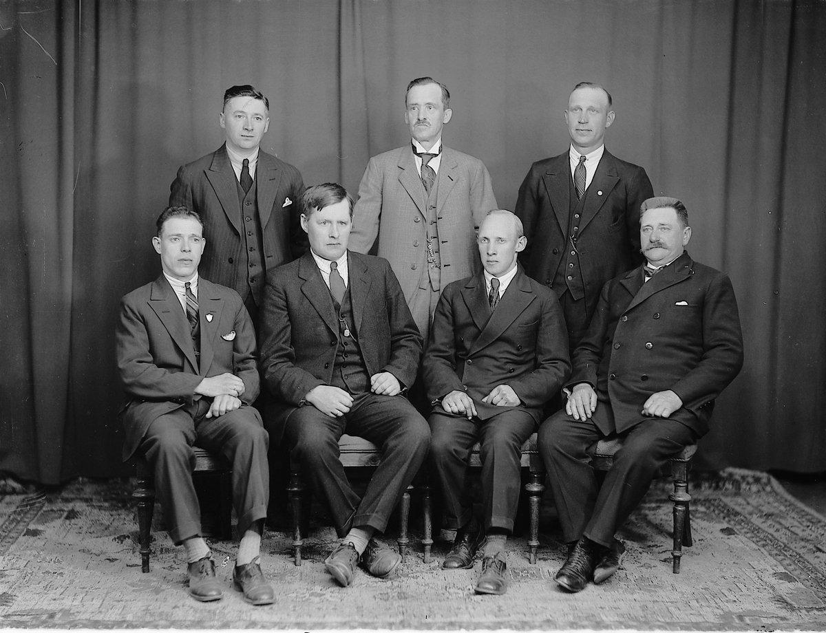 Hamar Jern- og Metallarbeiderforening, fagforening, gruppebilde styret i 1930, foran fra venstre: John Kristiansen, Olaf Andersen, Berger Hernes og Johs. Børresen, bak fra venstre: Gustav A. Johnsen, Olav Fuglseth og Harald Antonsen Beck,