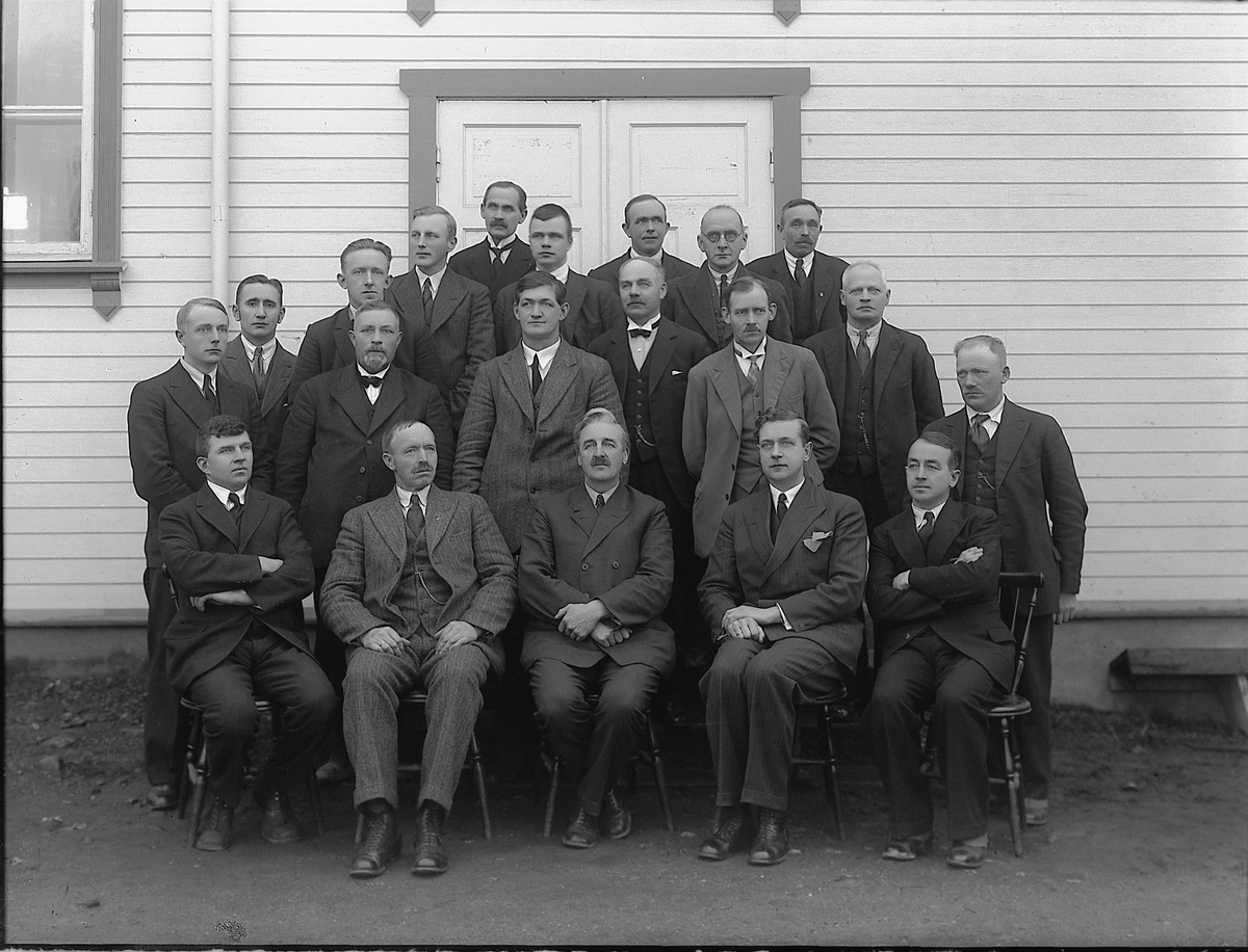 Furnes Herredstyre 1935 - 1937. Kommunestyre, stor gruppe menn.
Formannskapet sittende foran. Fra venstre: Rolf Blakstad, P. Johannessen, Ordfører Karl Gålås, Varaordfører K. Lundby, og O Hovde.
Stående fra venstre: Asbjørn Arnkværn, R. Mühlbradt, Johs Hove, O. O. Bratberg, Olav Dobloug, Hans Nyborg, Hj. Brobakken, Ole R. Sandberg, J. Kværnvolden, S. Nysveen, O. Haget, G. Fredhjem, M. Skarpnord, Jul Nilsen, og T. Mostue.