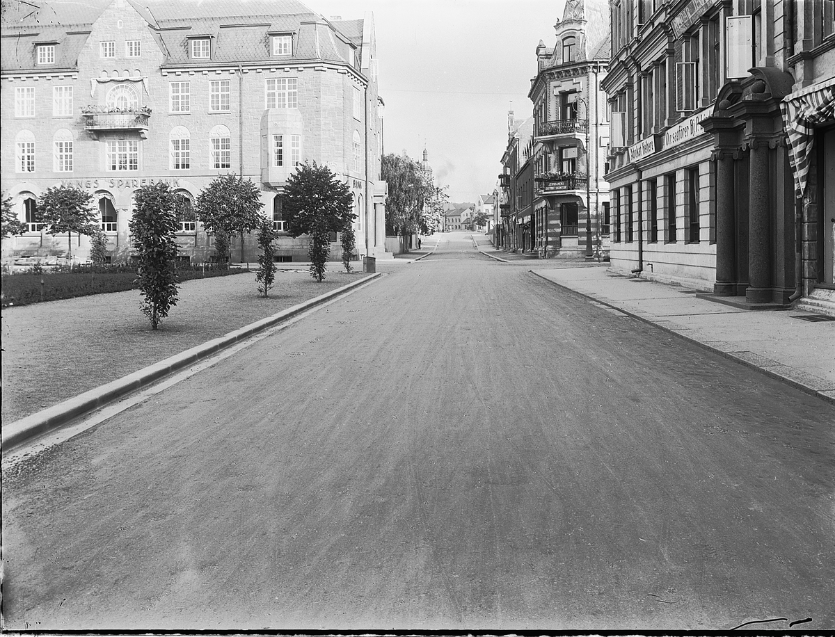 HAMAR. TORGGATA. VANG SPAREBANK. SINGERGÅRDEN. SETT MOT ØSTRE TORG. 