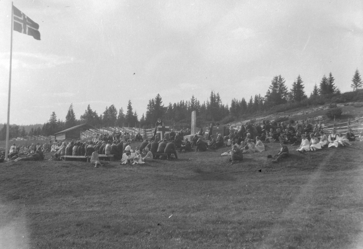 Fra avsløring av bauta reist av ungdomslaget Framsteg til minne om Kolbrandstad kirke