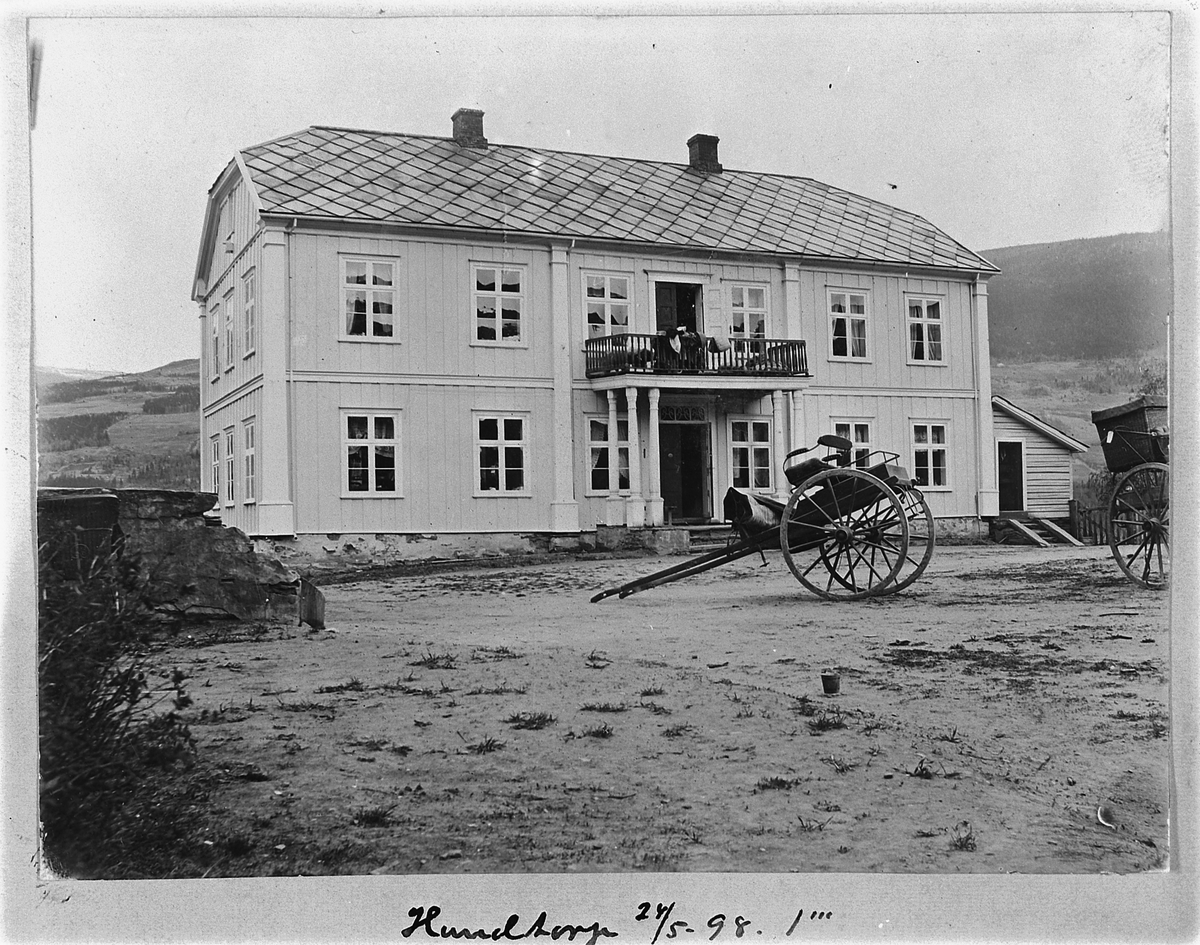 Oppland, Sør-Fron kommune, Hundorp nedre gard, Gudbrandsdalens folkehøgskole, Lise Stauri kjøpte garden i 1914, landauer på in tunet,