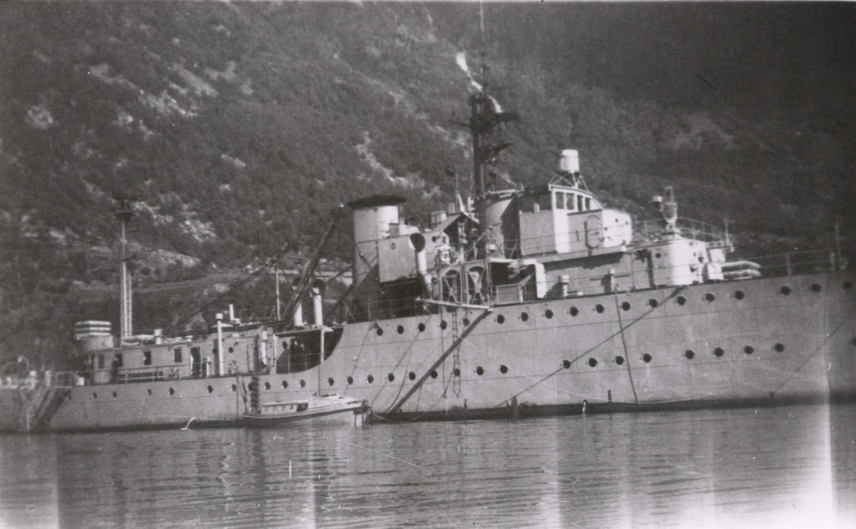 Det nederlandske marinefartøyet HNLMS Soemba i hamnebassenget i Odda.