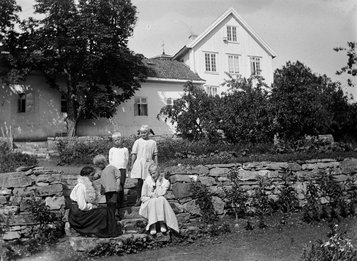 Gruppe barn i hagen, steintrappa på Hovinsholm, Helgøya. 