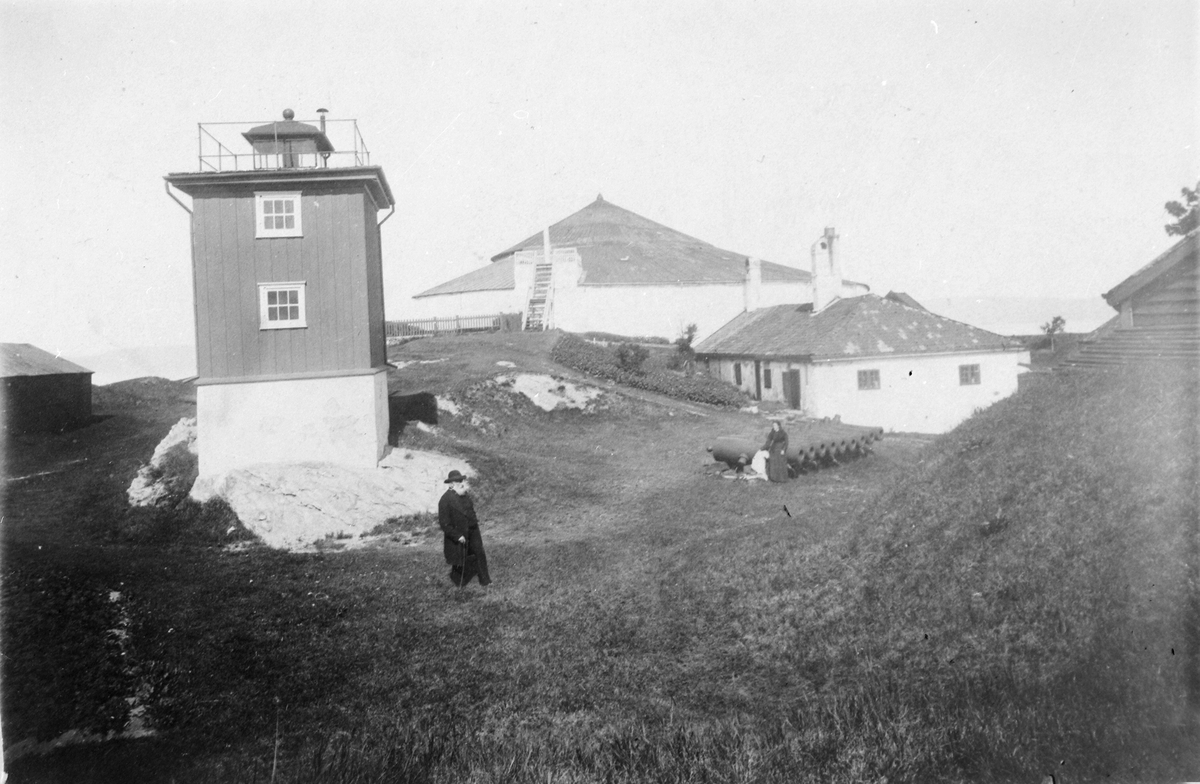 Gammelt fytårn på Munkholmen. Kommandantboligen og tårnet i bakgrunn(Reprofoto)