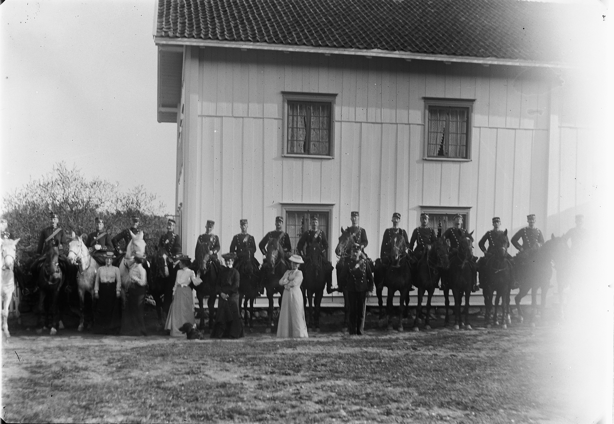 Ringsaker, ukjent gård Kjos? stor gruppe offiserer i uniform på ridehester, militært, dragonregiment, foran i hvit kjole Antonette Ring gift med rittmester Paul Ring,