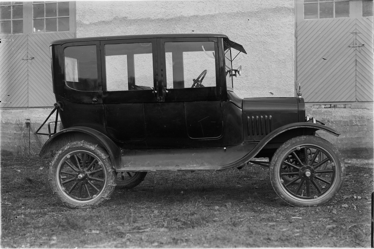 Hamar, Martodden, Kreftings Verksted, tidligere A/S Norseng Vognfabrikk kjøpt av ingeniør Johan Krefting i 1924 for drive bilreparasjoner, karrosseriverksted, sadelmaker og lakerverksted og de fortsatte med å produsere Norsengs vognfabrikk-produkter, Tannlege Karl Løken sin Ford T modell med påbygd vintertopp hos Kreftings Verksted, registreringsnummer D-111,  antatt levert av Oplandske Automobilforretning som var byens Ford forhandler,