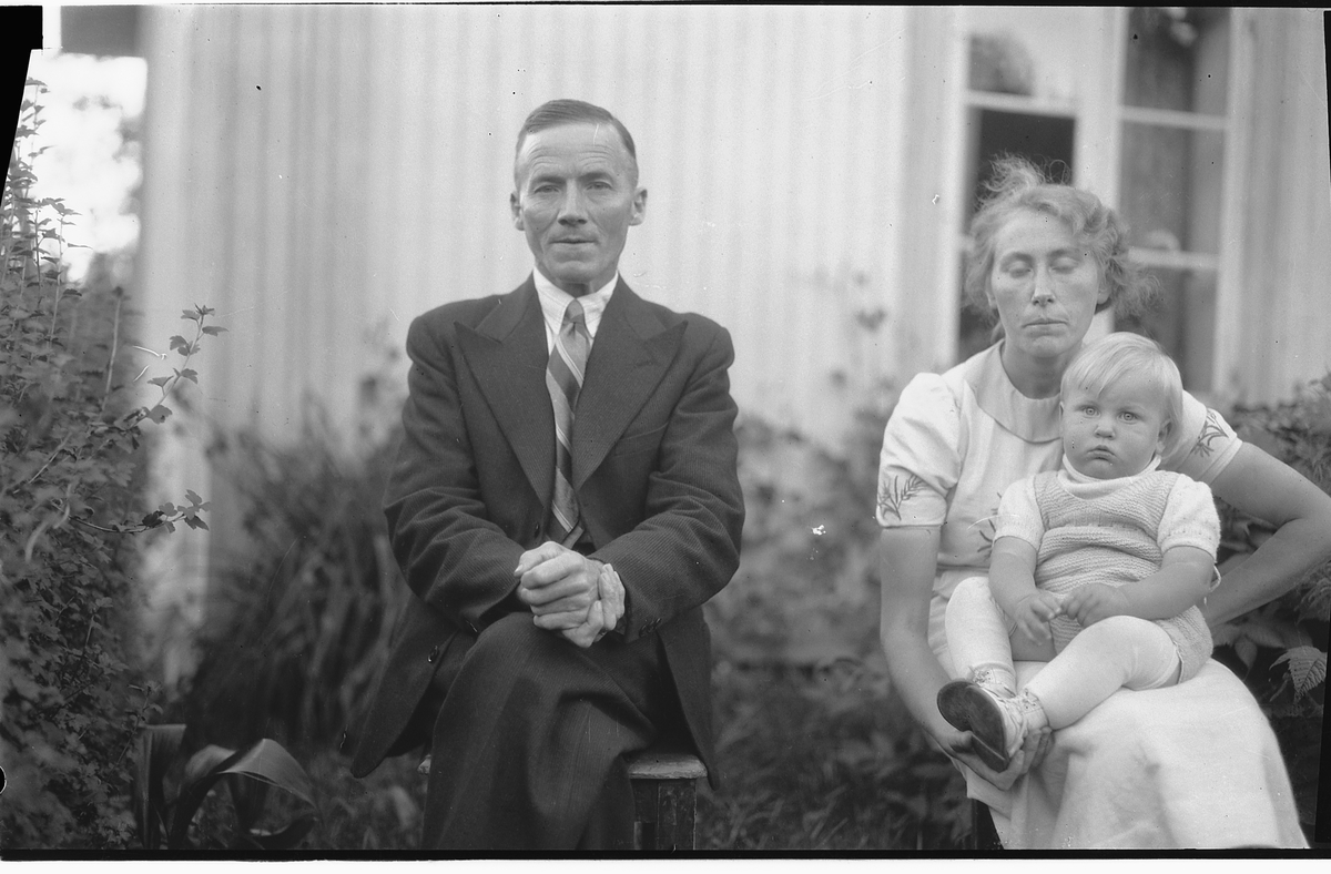 Ringsaker, Moelv, Løkkekvern gård, gruppe 3, ukjent, Gunhild Prestkværn (1911-1998)
og barnet Ole Christian Prestkværn (1937-1983)