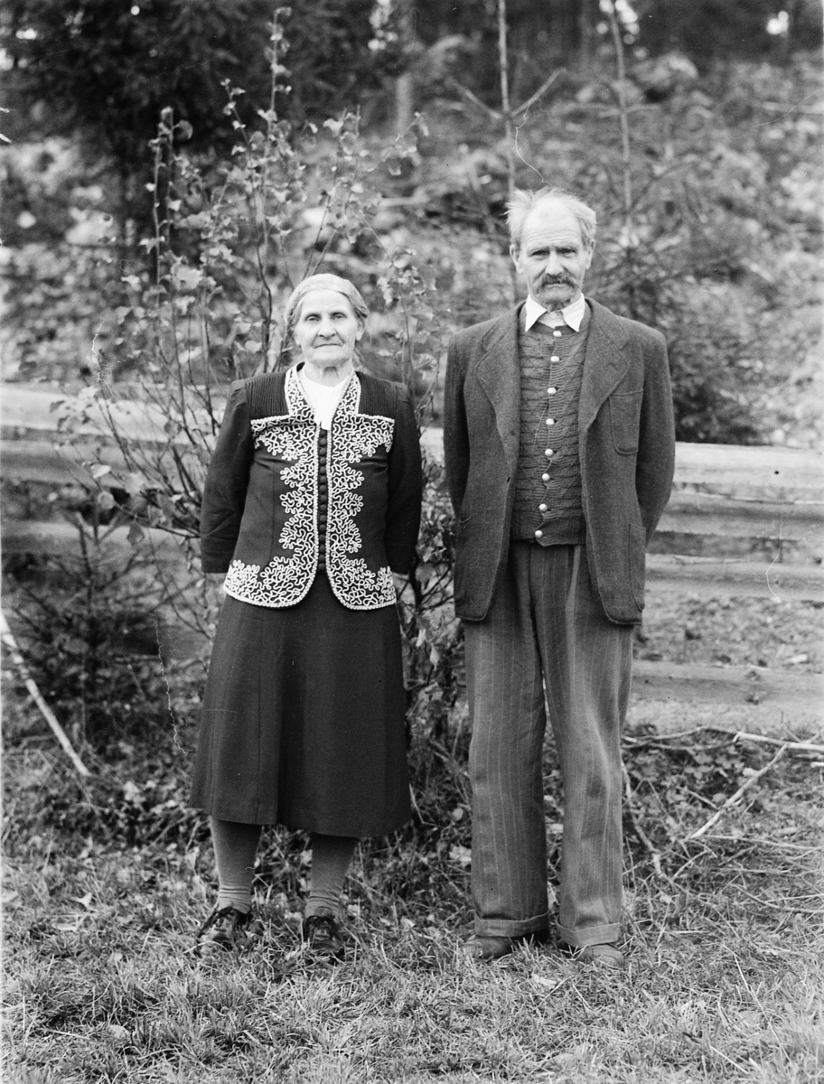 Peder N. Langgård og Anna Langgård (født Andreasdatter Nysveen).
Foto tatt 5. oktober 1947 ved konfirmasjonen til Anne Karoline Langgård på Nedre Langgård i Næroset.