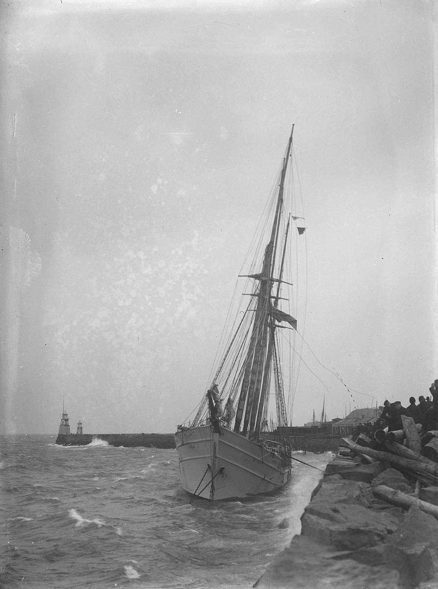 Storm på Trondheimsfjorden. Den finske skonnerten Regina slår mot land