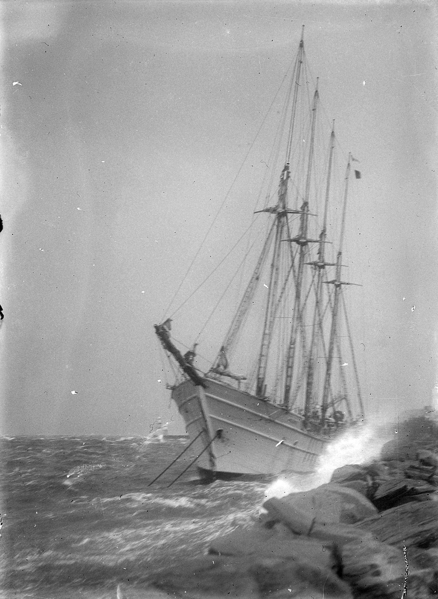 Storm på Trondheimsfjorden. Den finske skonnerten Regina slår mot land