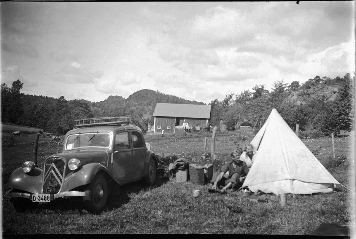 Citroën, personbil, D-3488, 1936 modell, baggasje, ferietur,telt, camping. ukjente. Forhjulsdreven Citroën som var i produksjon ca. 1934-55, på femtitallet med utbygd koffert som denne ikke har. I Hvem eier bilen 1948 står D-3488 som Citroën personbil på Even Engh, Brøtum, årsmodell ikke oppgitt.