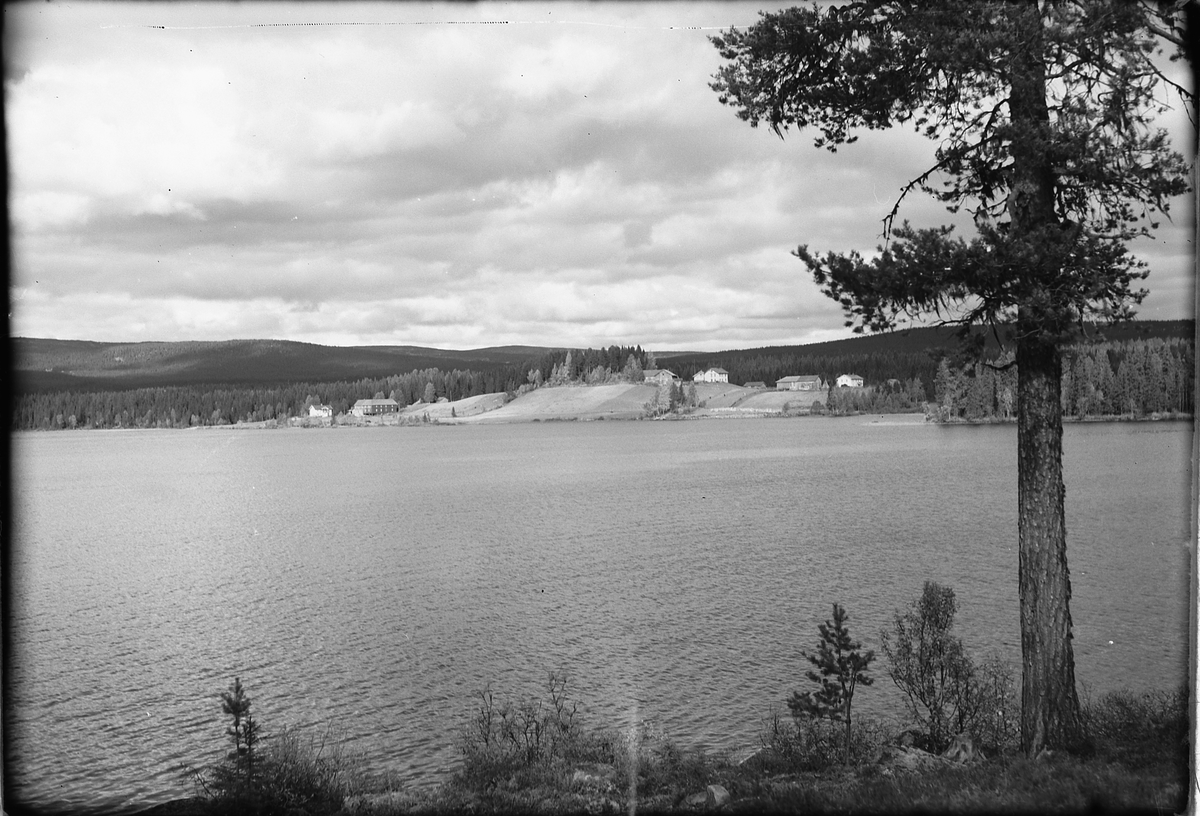 Ringsaker, Sør-Mesna, fra venstre: Bergundbakken gård (Haug), Nordre Bergundhaugen og Søndre Bergundhaugen, innsjøen Sør-Mesna, Sørmessenvegen