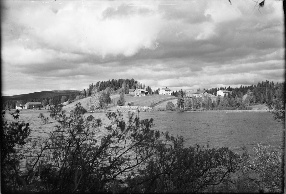 Ringsaker, Sør-Mesna, fra venstre: Bergundbakken gård (Haug), Nordre Bergundhaugen og Søndre Bergundhaugen, innsjøen Sør-Mesna, Sørmessenvegen