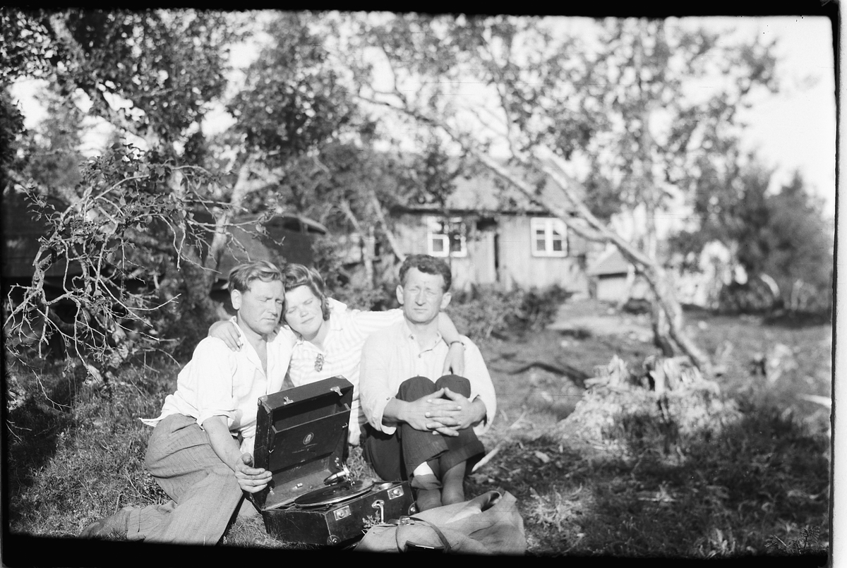 Ringsaker, Ringsakfjellet, Ljøsheim, hyttetur, To menn og ei kvinne med en sveivegrammofon.