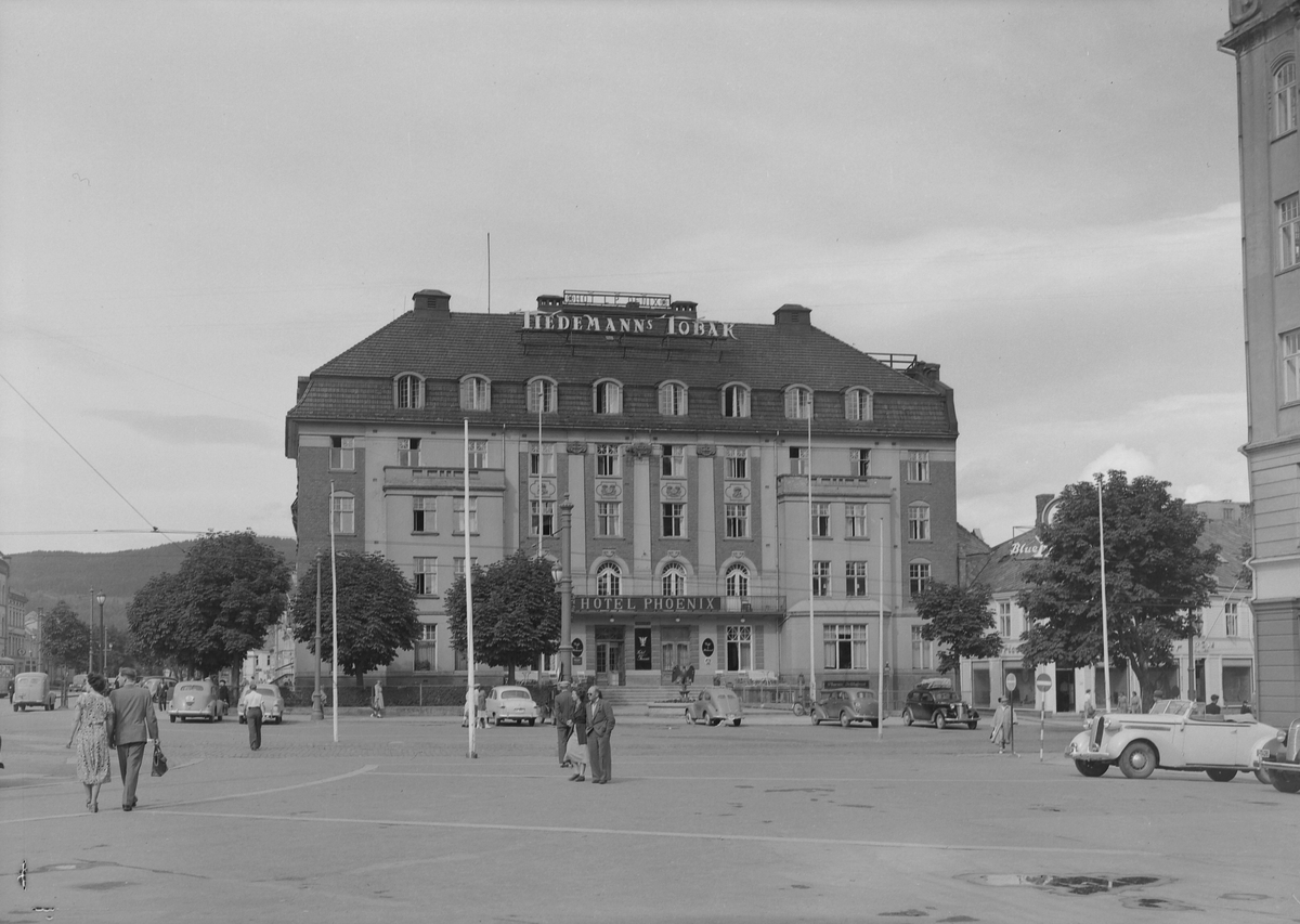 Torvet med Hotel Phoenix
