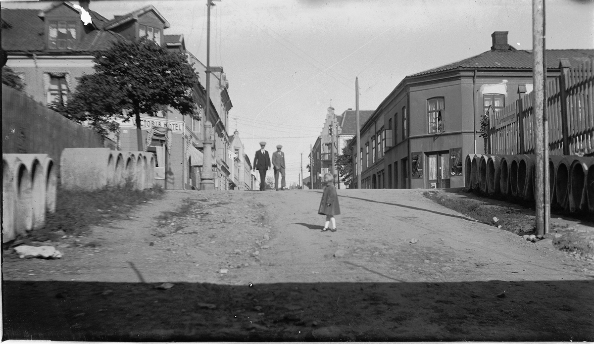 Hamar, Strandgata 15, baker og konditori O. Johannessen (Bager & Conditor), etablert i 1902, drift fram til 1958, sønnen bakermester Johs. Johannessen tok over etter faren Olaus Johannessen i 1916, Victoriaundergangen, Victoria Hotel,