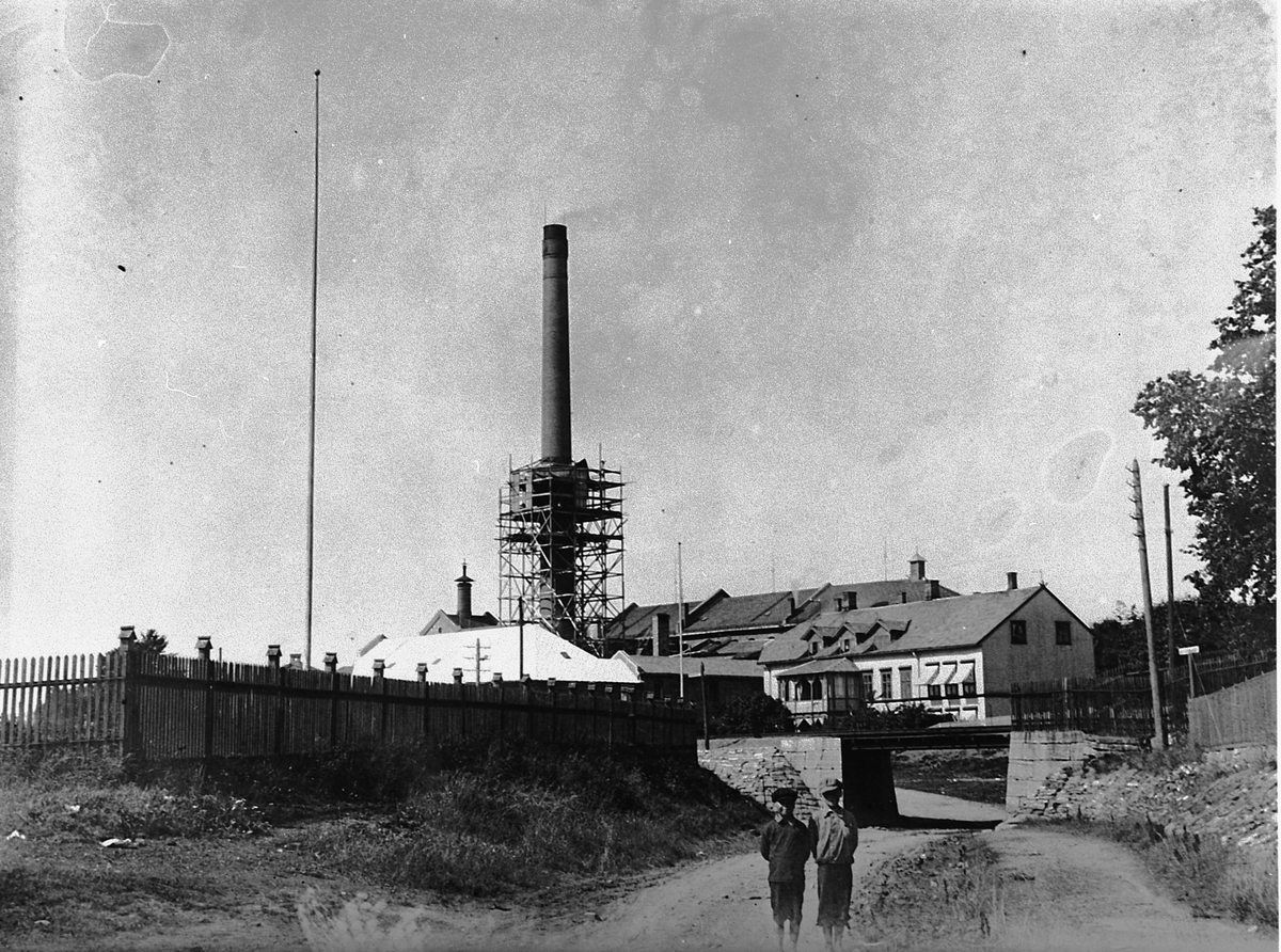 Hamar, Storhamargata 44, De norske Melkefabrikker, "Kokeriet", Bestyrerboligen til Melkefabrikken i Skappels gate 15. to gutter foran  jernbaneundergangen, fabrikken ble ombygget i 1892 og her i 1914, stilas rundt fabrikkpia som ble ombygd, privat hage med stakittgjerde for bestyreren ved melkefabrikken,