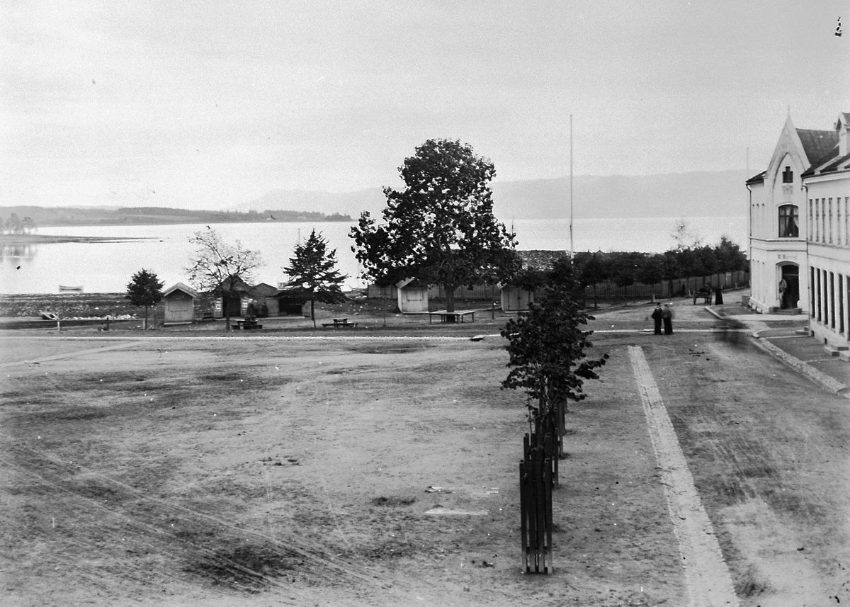 Hamar, Stortorget, salgsboder ved kanalen, boder for salg av fisk og kjøtt, salg av suppe, "Kajsasuppe",  M. Murstads bygård i Storhamargata 12 bygd i 1881-1882,
